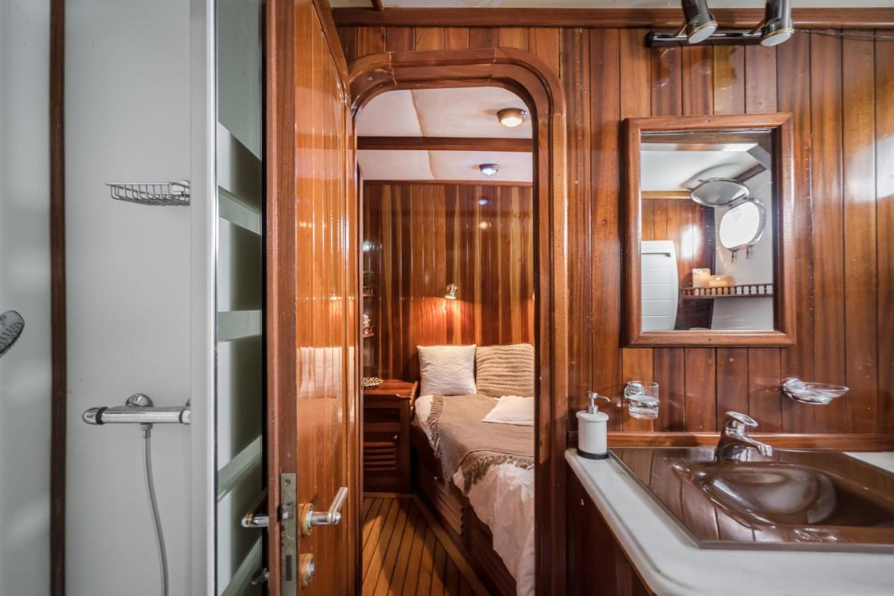 Spacious Yacht Hotel Barcelona City Center 5 Cabins Eksteriør bilde