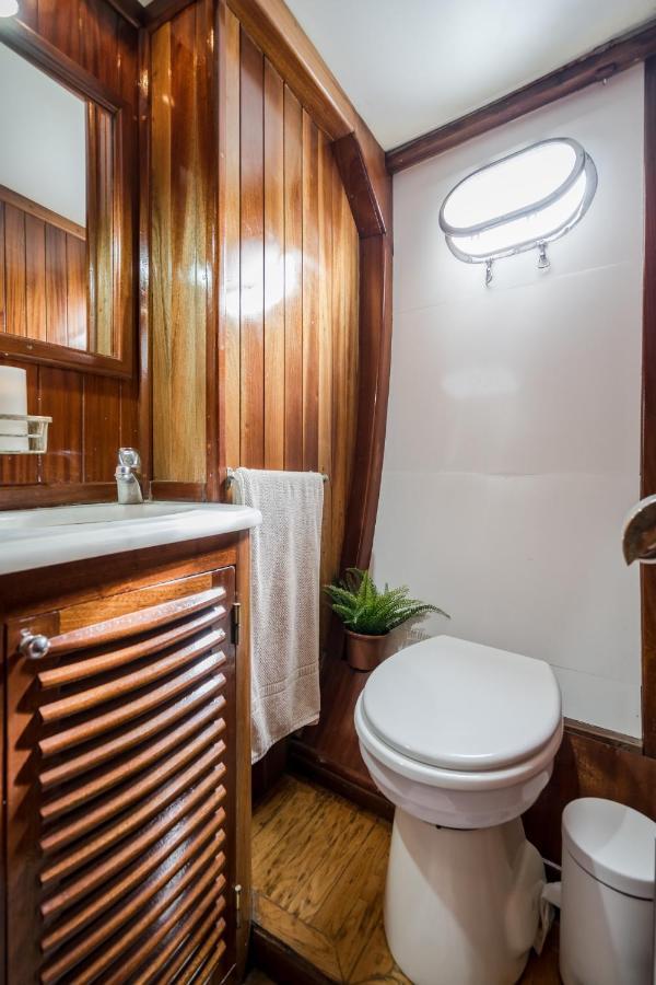 Spacious Yacht Hotel Barcelona City Center 5 Cabins Eksteriør bilde